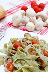 Tagliatelle o pasta con champiñones