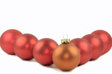 Goldene und rote Kugeln