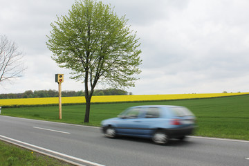 Radarkontrolle auf Landstraße - obrazy, fototapety, plakaty