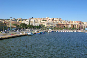 Fototapeta na wymiar Widok z morza Cagliari, Włochy
