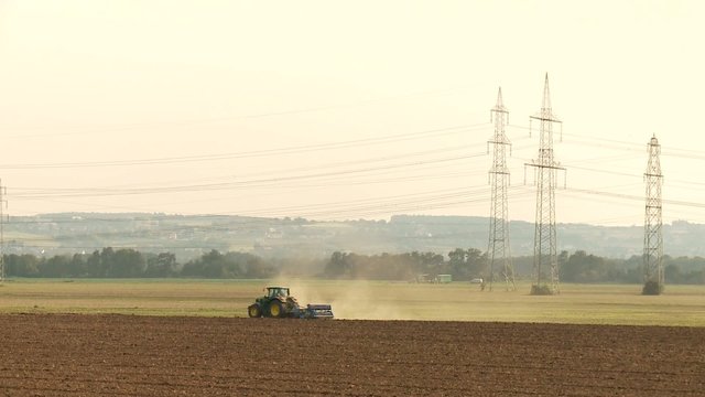 Traktor pfl&uuml;gt Feld