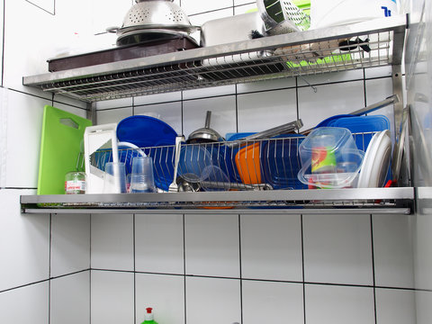 Кухонная полка для сушки вымытой посуды в ресторане.