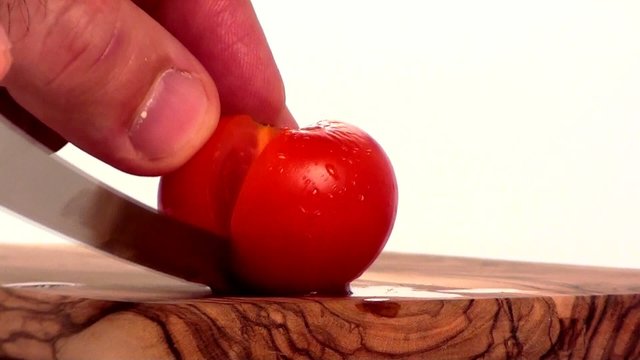 Pomodoro tagliato con coltello