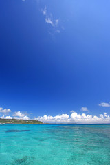 Fototapeta na wymiar Transparent morze małej wyspie