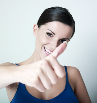 femme pouce lev&eacute; acceptation