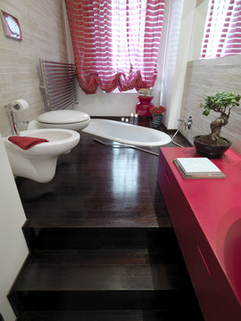 bagno moderno con vasca incassata  filo pavimento di legno