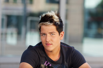 junge mann mit moderner frisur © contrastwerkstatt