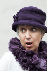 femme âgée surprise ahurie