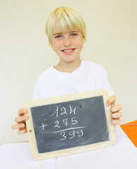 enfant résolvant une addition