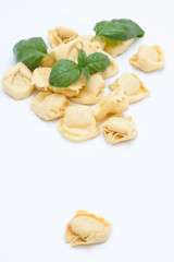 Tortellini, pasta italiana, sobre un fondo blanco