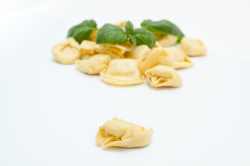 Tortellini, pasta italiana, sobre un fondo blanco