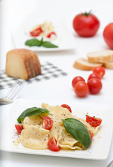 Tortellini, pasta italiana, sobre un fondo blanco