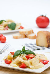 Tortellini, pasta italiana, sobre un fondo blanco