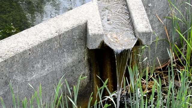 Str&ouml;mendes Wasser in Steinrinne