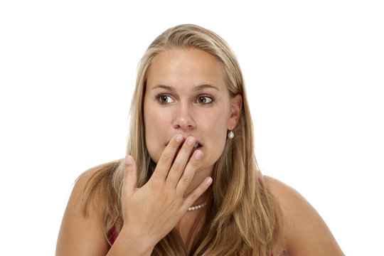 Junge freundliche Frau hält Hand vor Mund