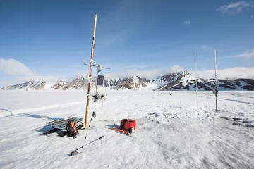Rolgordijnen Small remote meteo station on the Arctic glacier © Incredible Arctic