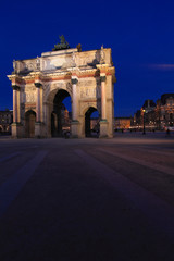 Fototapeta na wymiar Nocny widok z Arc de Triomphe du Carrousel, Paryż