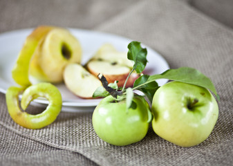 Soczyste jabłka na stole