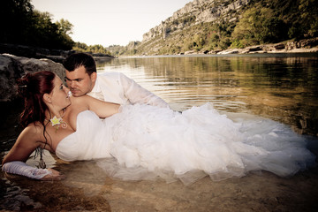 jeunes mariés allongés à la rivière