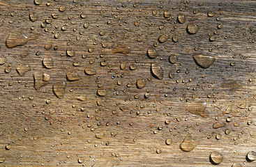 Wassertropfen auf Holz Brett