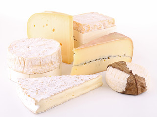 fromages sur fond blanc