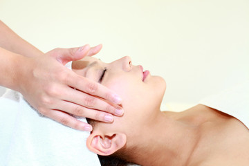 休日をエステでのんびり過ごす女性