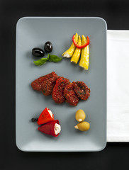 verschiedene antipasti auf teller