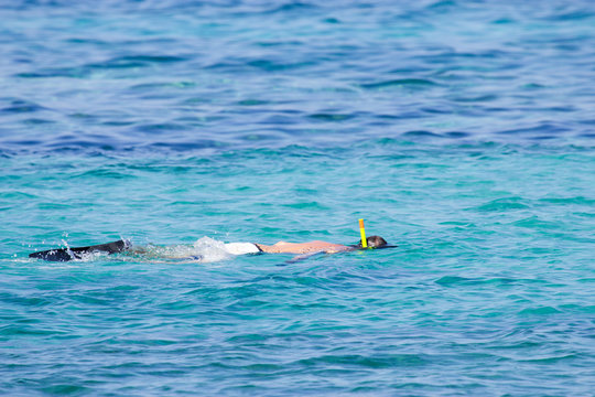 Ragazzo che fa snorkeling in mare