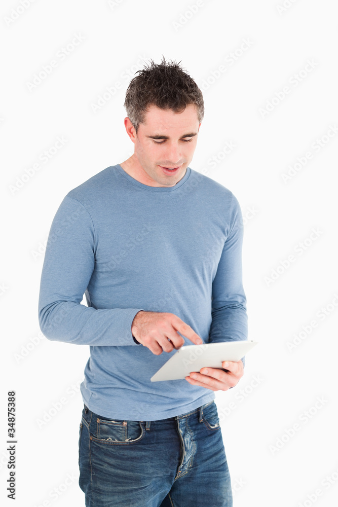 Poster Portrait of a man working with a tablet computer