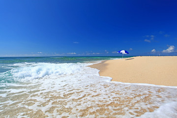 コマカ島の綺麗な砂浜に打ち寄せる波