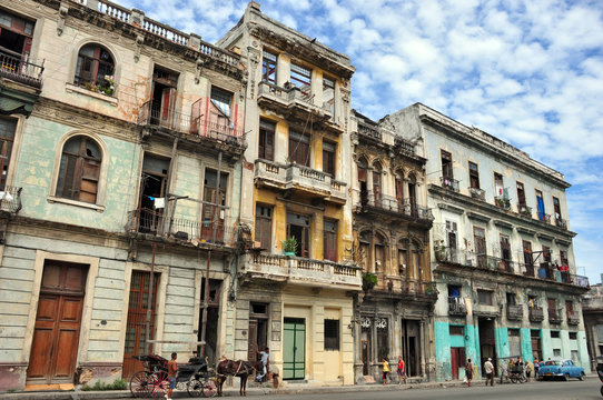 edificio decadente de la habana vecchia in Cuba