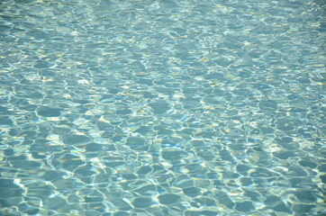 Wasser im Pool bei Sonnenschein