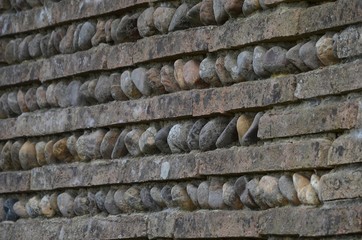 Mauersteine und Kiesel