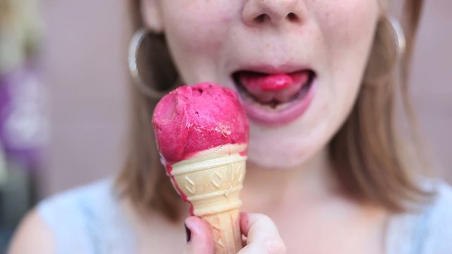 Jeune fille l&eacute;chant une glace