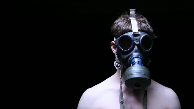 Jeune homme avec masque à gaz