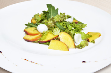 Salad with peaches and mozzarella