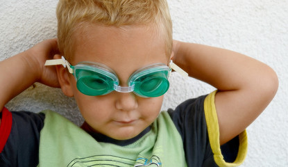 Kind mit Taucherbrille