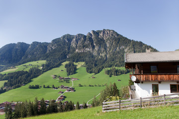 Fototapeta na wymiar Bauernhäuser in Berglandschaft