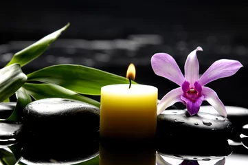 Keuken spatwand met foto aromatherapiekaars en heldere orchidee op zenstenen © Mee Ting