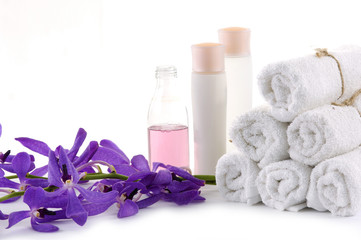 Fototapeta na wymiar spa essentials-balsam z ręcznikiem rolki i orchidee branżowych