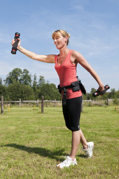 Sportliche Frau beim Schwunghanteltraining