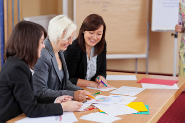 kolleginnen in einer besprechung