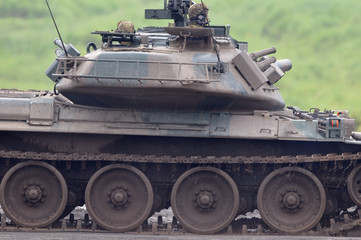 Fototapeta na wymiar 走行中の74式戦車
