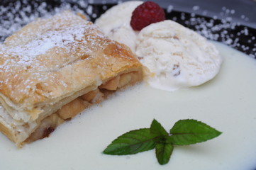 frischer Apfelstrudel