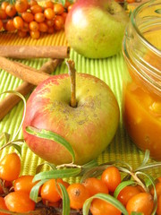 Naklejka na ściany i meble Fruchtaufstrich mit Sanddorn, Apfel und Zimt