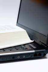 ordinateur portable et livre