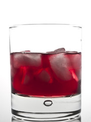 aperitivo rosso nel bicchiere