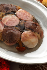 Gelatina de hongos prosciutto lengua en escabeche