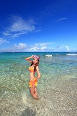 海水浴を楽しむ女性