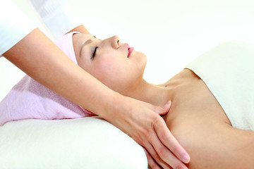 ツボ押しでリラックスする女性